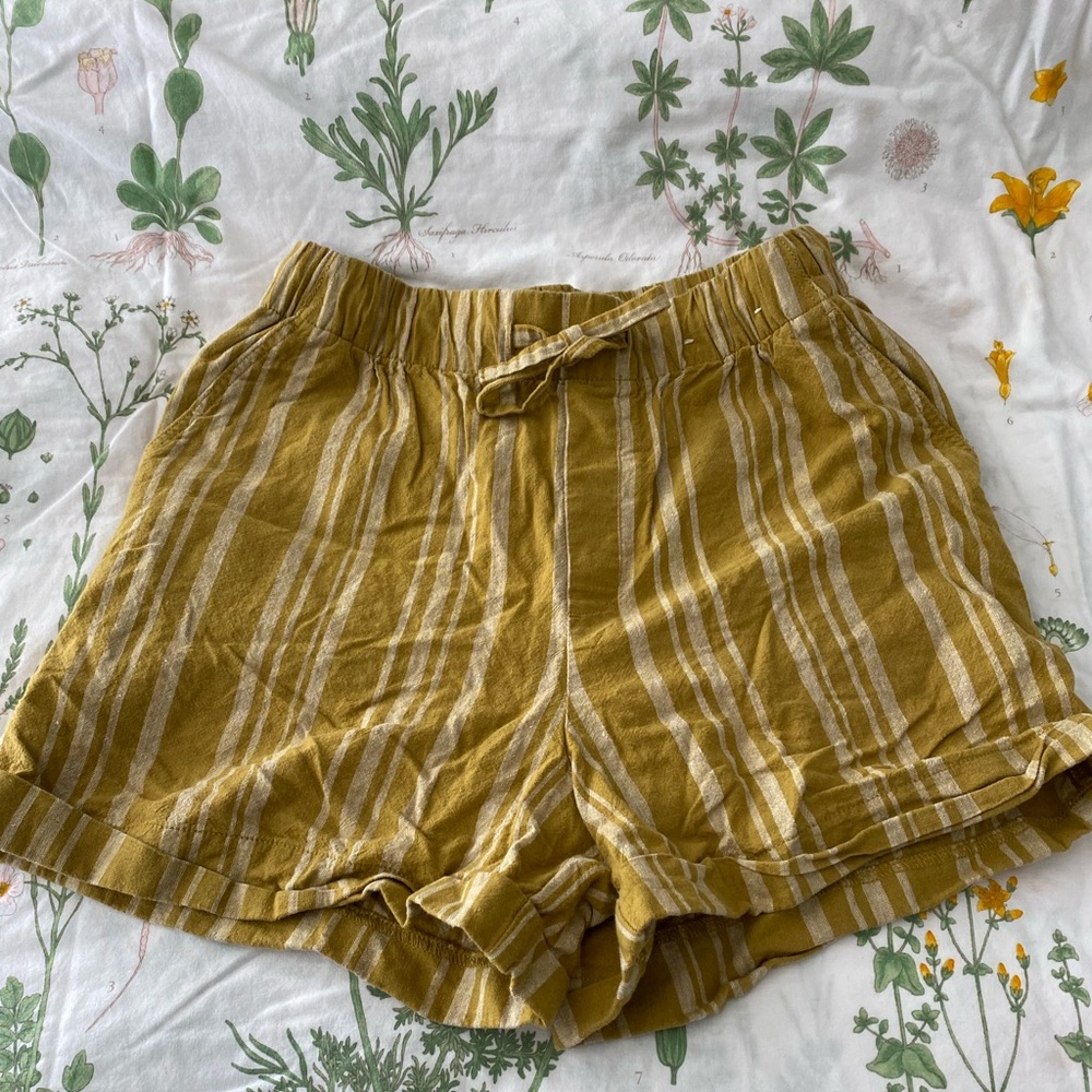 Uniqlo mustard linen shorts